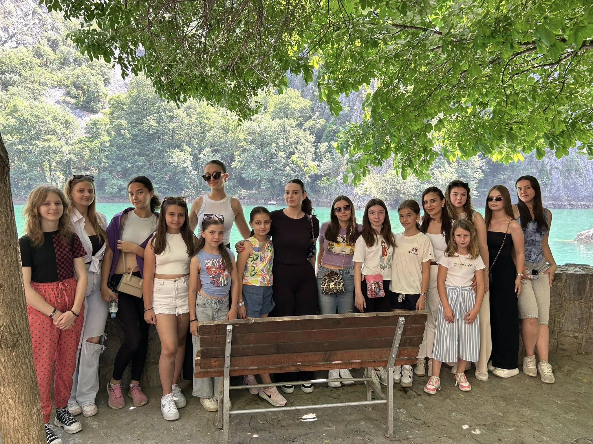 Ги запознаваме убавините на Македонија, учиме и другаруваме во рамки на програмата „Растеме заедно во лидерки на заедницата“